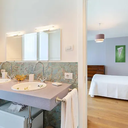 Is A Spacious That S Designed To Impress וילה Pianello Del Lario
