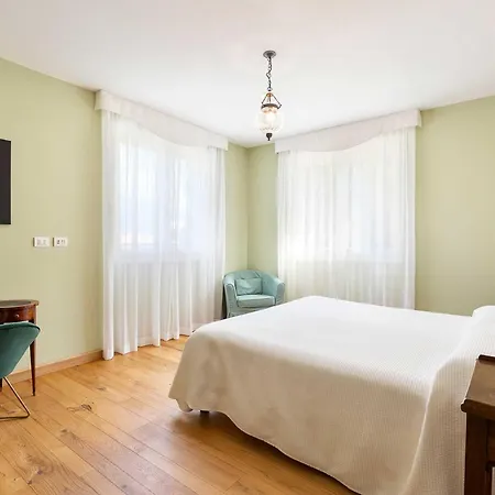 Is A Spacious That S Designed To Impress וילה Pianello Del Lario