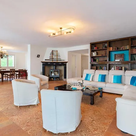 וילה Is A Spacious That S Designed To Impress Pianello Del Lario