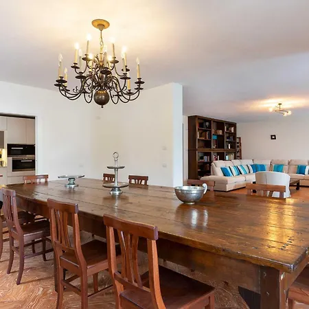 Is A Spacious That S Designed To Impress וילה Pianello Del Lario